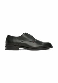 Zwarte leren nette schoen met een glad bovenwerk, ronde neus, vetersluiting en een low-profile rubberen zool met subtiele brandingdetail.