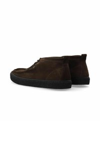 Ciemnobrązowe zamszowe buty z okrągłym noskiem, sznurowanym przodem i teksturowaną czarną gumową podeszwą. Posiadają akcenty w formie st stitching oraz niski krój.