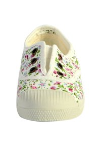 Sneaker di tela bianca con motivi floreali in rosa e blu. Presenta occhielli marroni, puntale in gomma testurizzata e suola piatta in gomma.