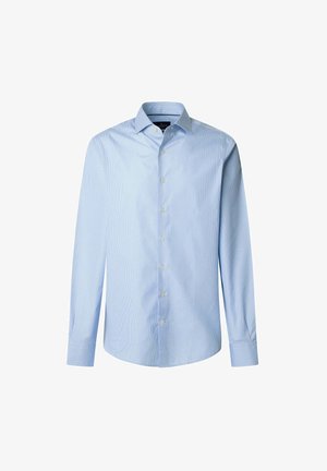Camicia azzurra a maniche lunghe con colletto aperto, righe verticali e bottoni madreperlacei sul davanti e sui polsini.