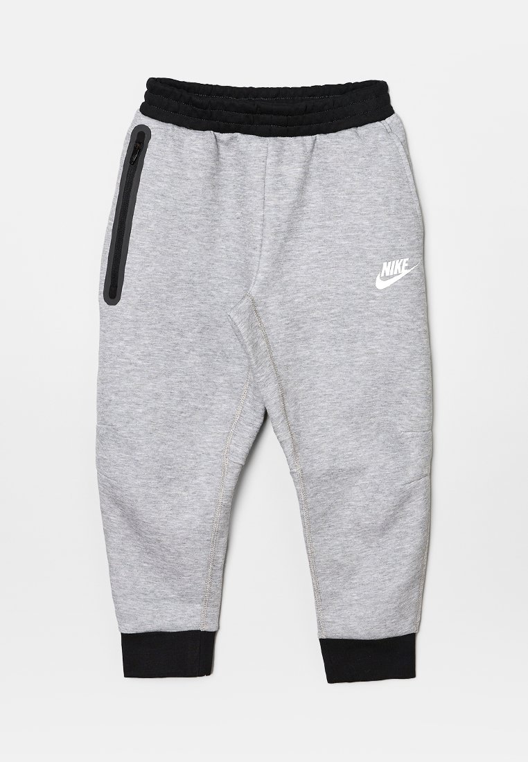 Grijze joggingbroek met zwarte accenten, elastische tailleband, zijzakken met rits en een wit logo op de linkerbovenbeen. Zacht katoenmix materiaal.