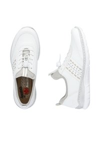 Sneakers bianchi con una parte superiore liscia simile alla pelle, elementi di design perforati, sistema di lacci elastici e suola in gomma imbottita.