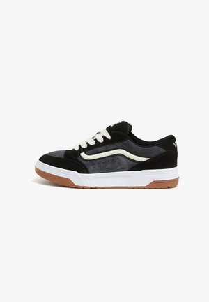 Sneaker nere e grigie con un design in suede e gomma, lacci bianchi e suola in gomma, caratterizzate da una silhouette bassa.