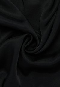 Schwarzer Stoff mit einer glatten, weichen Textur, der einen subtilen Glanz aufweist und in einem Spiral-Muster drapiert ist. Einheitliche, feste Farbe ohne sichtbare Muster.