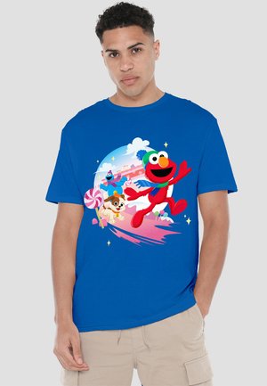 Royalblaues Baumwoll-T-Shirt mit einer Illustration von Elmo, einem Hund und Grover in einer verspielten, bunten Szene mit Süßigkeiten und Wolken.