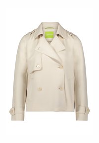 Beżowy podwójnie zapięty trencz z klapami, dwoma przednimi kieszeniami i mankietami zapinanymi na guziki. Posiada gładką teksturę i subtelny połysk.