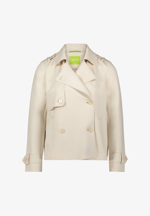 Beige dobbelbrystet trenchcoat med en notch-krave, to frontlommer og knaplukning ved håndleddene. Har en glat tekstur og en subtil glans.