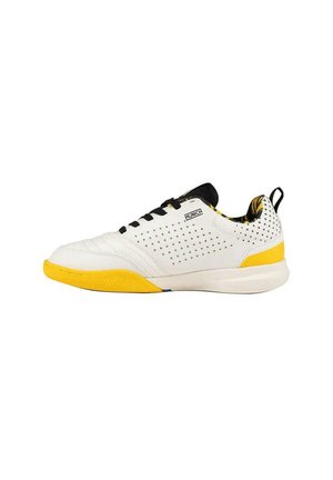 Sneaker bianca low-top con suola gialla, lacci neri, lati traforati e motivo a stella sul colletto del tallone, marchiata "Munich" sul lato.