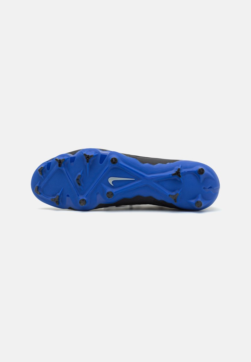 Suela de zapato deportivo negra con patrón de tracción azul, que presenta una superficie texturada y un logo de Nike en plata, diseñado para el rendimiento y el agarre.