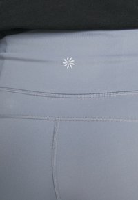 Short De Sport Femme Athleta Ultimate Stash 7" – Taille XS, Motif Bleu Abstrait, Neuf étiquettes