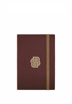 Brązowy notatnik w skórzanej oprawie z złotą elastyczną opaską i złotym podwójnym logo "B" na środku okładki.