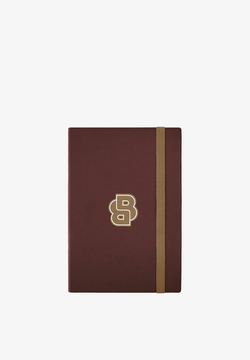 Carnet relié en cuir marron avec un élastique doré et un logo double "B" doré centré sur la couverture.