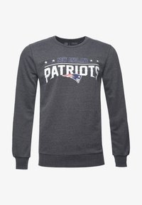 Sudadera gris oscuro de manga larga, con cuello redondo, que presenta el texto "NEW ENGLAND PATRIOTS" y el logotipo del equipo en blanco y azul. Tejido suave.