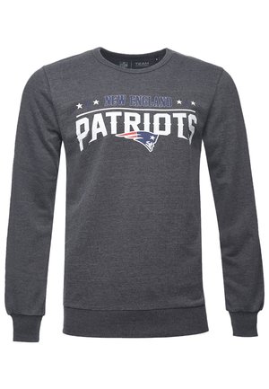 Mørkegrå sweatshirt med lange ærmer, rund hals, der har teksten "NEW ENGLAND PATRIOTS" og holdets logo i hvid og blå. Blødt stof.