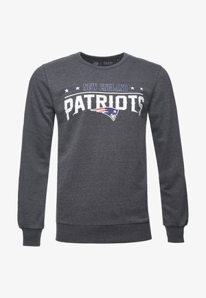 Mørkegrå sweatshirt med lange ærmer, rund hals, der har teksten "NEW ENGLAND PATRIOTS" og holdets logo i hvid og blå. Blødt stof.