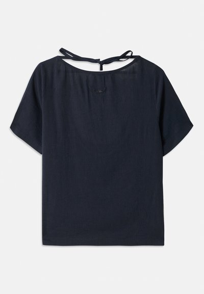 Top in lino blu scuro con scollatura ampia, maniche corte e un laccetto sul retro. Presenta un ricamo delicato vicino alla scollatura.