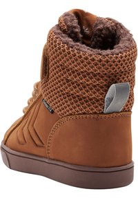 Zapatilla alta marrón con parte superior de punto texturizado, paneles de ante y suela de goma. Presenta un collar acolchado y un acento en gris metálico.