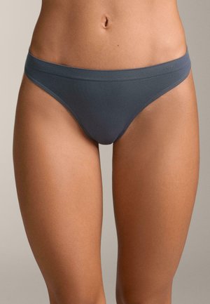 Perizoma in tessuto elastico grigio con una cintura liscia, design minimalista e bordi senza cuciture, adatto per una vestibilità discreta sotto i vestiti.