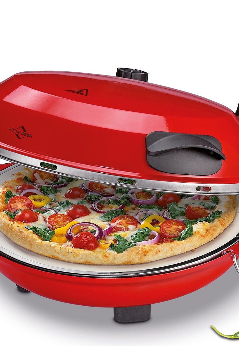 Roter Pizzaofen mit einem Edelstahlrand, offener Klappe, die eine Pizza zeigt, die mit buntem Gemüse wie Tomaten, Zwiebeln und Spinat belegt ist.