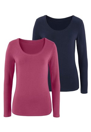 Langärmlige Oberteile in zwei Farben: ein lebhaftes Pink und ein tiefes Marineblau. Beide haben einen runden Ausschnitt und eine glatte, baumwollähnliche Textur.