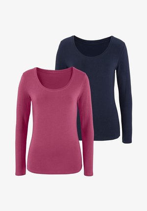 Langärmlige Oberteile in zwei Farben: ein lebhaftes Pink und ein tiefes Marineblau. Beide haben einen runden Ausschnitt und eine glatte, baumwollähnliche Textur.