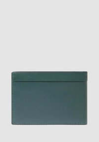 Groene leren kaarthouder met een rechthoekige vorm, gladde textuur en een minimalistisch ontwerp. Inclusief een sluitflap aan de bovenkant.