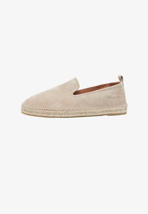 Beige suède instapper espadrille met gevlochten juten zool en platte rubberen buitenzool, voorzien van een treklus bij de hiel en subtiele branding aan de zijkant.