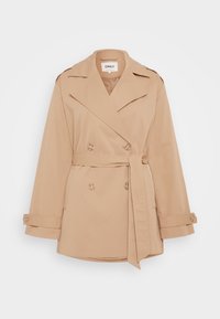 Beige trenchcoat met dubbelgeknoopte knopen, een ceintuur in de taille, brede revers en opgerolde manchetten. Gladde stofstructuur, modern ontwerp.