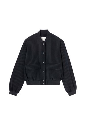 Veste bomber noire à rayures avec un col et des poignets côtelés, dotée de fermetures à boutons et de deux poches à rabat à l'avant. Tissu doux et texturé.