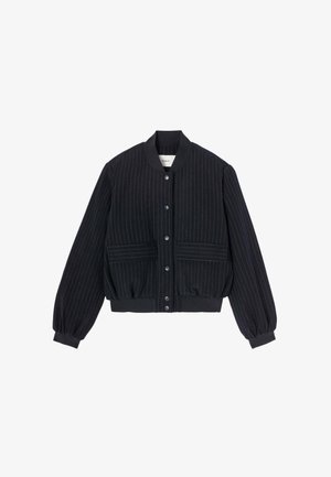 Veste bomber noire à rayures avec un col et des poignets côtelés, dotée de fermetures à boutons et de deux poches à rabat à l'avant. Tissu doux et texturé.