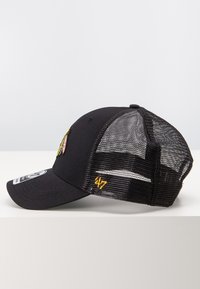 Schwarze Kappe mit Netzrücken, ausgestattet mit buntem Logo-Stickerei auf der Vorder- und Seite. Gestreifte Krempe und verstellbarer Riemen für die Passform.