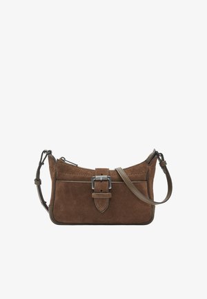 Bruine suede handtas met een gebogen vorm, een sluiting met een gespsluiting aan de voorkant en een verstelbare schouderband. Heeft twee zakken en een gladde afwerking.