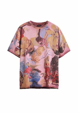 Korte mouw roze T-shirt met een multicolor artistieke collageprint met gezichten, bloemen en menselijke figuren in verschillende poses.