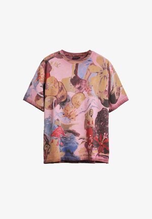 Lyhythihainen vaaleanpunainen T-paita, jossa monivärinen taiteellinen kollaasipainatus, joka sisältää kasvoja, kukkia ja ihmishahmoja eri asennoissa.