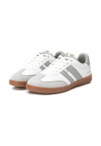 Zapatillas deportivas blancas y grises con materiales de ante y cuero, que cuentan con dos rayas grises, punta redonda y suela de goma.