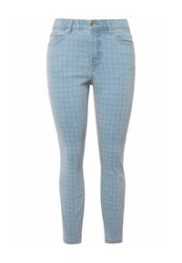 Jeans de denim azul claro con un patrón sutil. Diseño ajustado, cintura de altura media, cinco bolsillos y cierre de botón con cremallera.