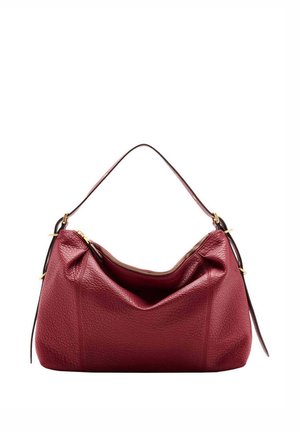 Bolso de cuero rojo oscuro con textura suave, cremallera dorada y correa ajustable sobre fondo blanco.