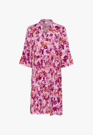 Robe fleurie avec un décolleté en V, des manches courtes en forme de cloche et un design à niveaux. Présente une base rose avec des fleurs orange et violettes, fabriquée en tissu léger.