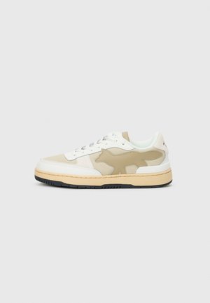 Sneaker aus weißem Leder und beigem Wildleder, mit einem strukturierten Fuchsdesign an der Seite, einer dicken crèmefarbenen Zwischensohle und einer schwarzen Gummisohle.
