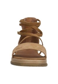 Tan gekruiste sandalen met open neus, lage plateauzool en zachte suède textuur. Voorzien van een comfortabele, gevoerde binnenzool.