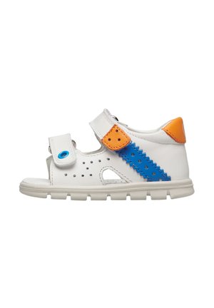 Sandalo bianco per bambini con dettagli blu e arancioni, lati traforati e due cinturini regolabili in velcro su suola flessibile.