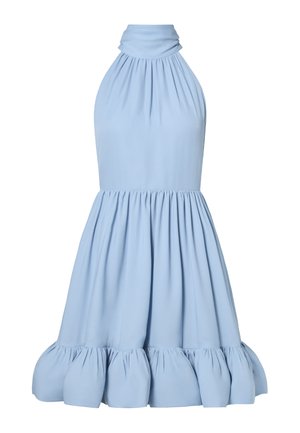 Φωτεινό γαλάζιο αμάνικο φόρεμα με ψηλό λαιμόκοψη, ζωνάκι στη μέση που συγκρατεί το ύφασμα και φουσκωτή λεπτομέρεια στο τελείωμα, παρουσιάζεται σε λευκό φόντο.