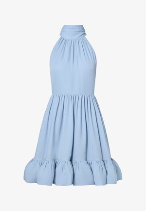 Φωτεινό γαλάζιο αμάνικο φόρεμα με ψηλό λαιμόκοψη, ζωνάκι στη μέση που συγκρατεί το ύφασμα και φουσκωτή λεπτομέρεια στο τελείωμα, παρουσιάζεται σε λευκό φόντο.