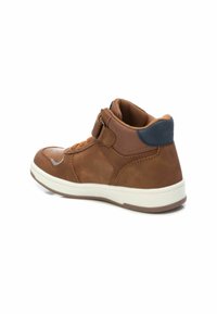 Baskets montantes marron en simili cuir, avec des lacets orange, un accent bleu marine au niveau du talon et une semelle en caoutchouc blanche.