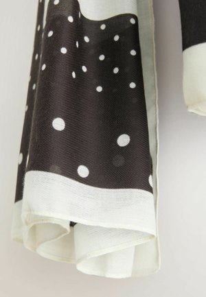 Eșarfă în alb și negru cu model, având buline mari albe pe un fundal închis, cu margine albă contrastantă și material moale, texturat.