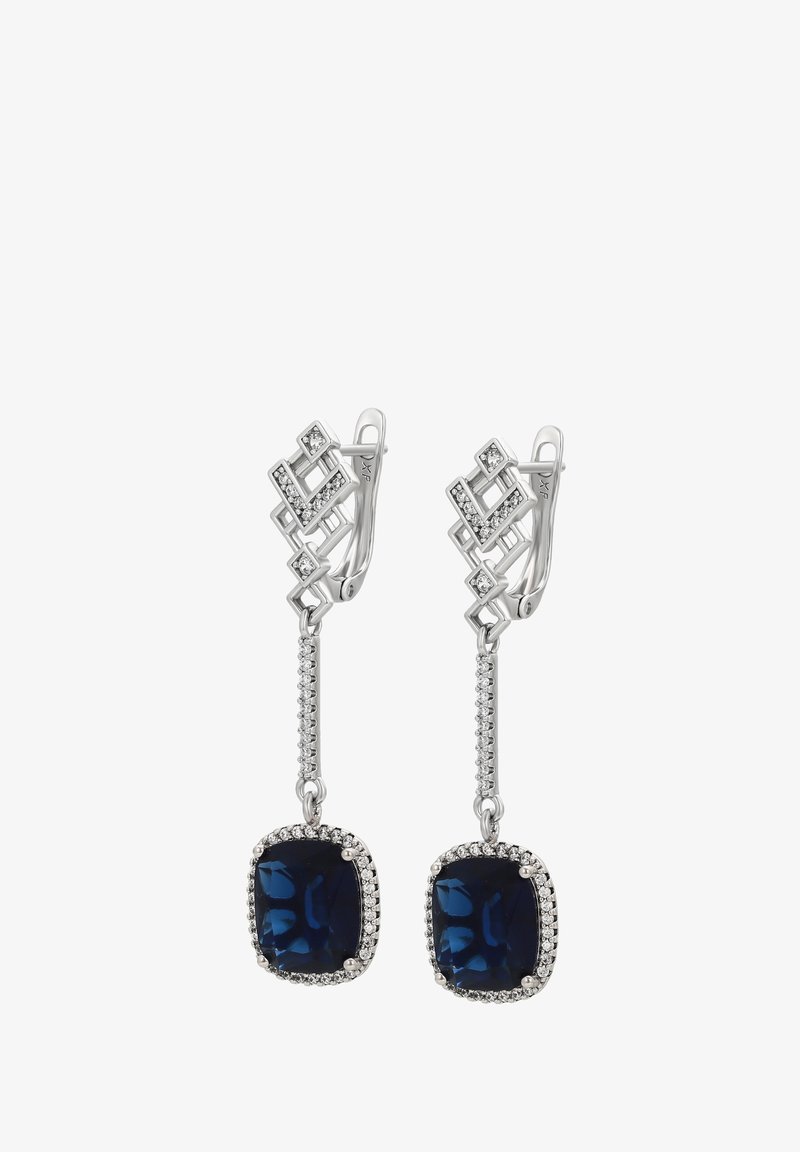 Gli orecchini a bottone in argento presentano un design geometrico con strass trasparenti e un grande gemma blu navy a forma di cuscino nella parte inferiore.
