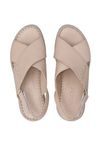 Beige leren sandalen met een kruisontwerp, open hiel, geperforeerde binnenzool en stikdetails, met een lichte rubberen zool.