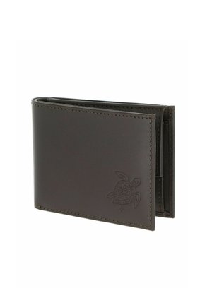 Dunkelbraune Leder-Bifold-Geldbörse mit einer abgesteppten Kante und einem geprägten Tribal-Schildkröten-Motiv an der vorderen Ecke.