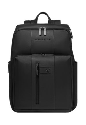 Zwarte rechthoekige rugzak met meerdere ritsvakjes, verticale ritssluiting aan de voorkant, gevoerde banden en een bovenste handvat.