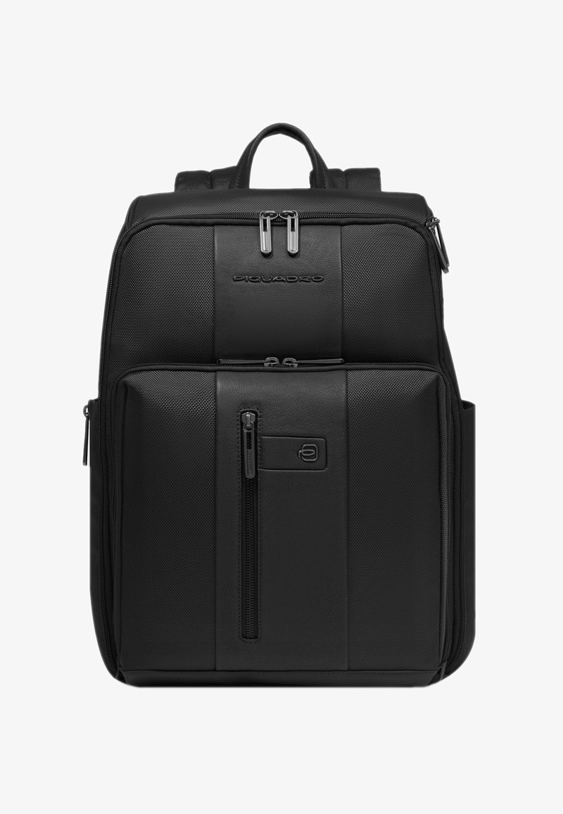 Schwarzer rechteckiger Rucksack mit mehreren Reißverschlussfächern, vertikalem Frontreißverschlussfach, gepolsterten Trägern und oberem Griff.